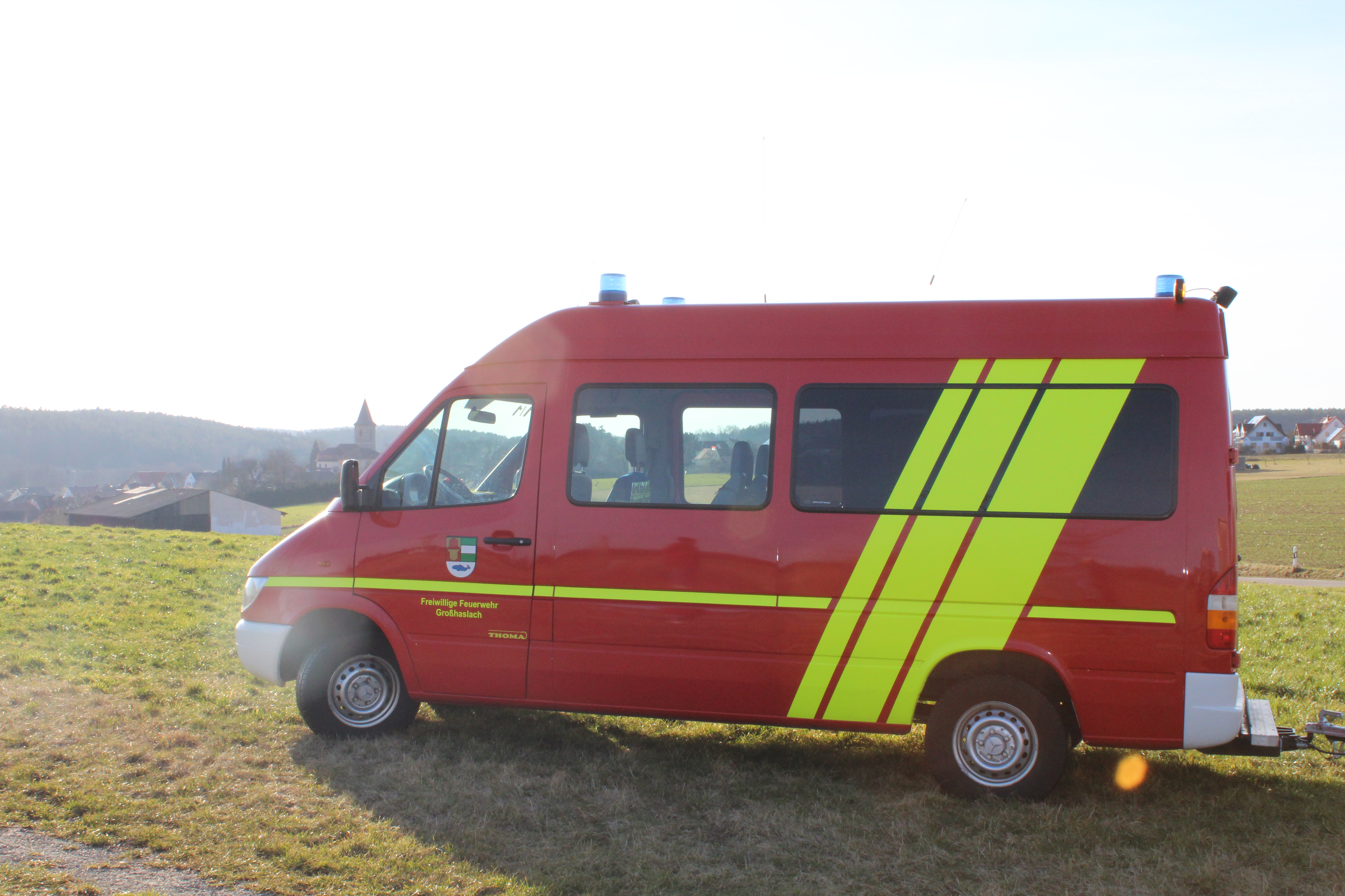 MZF steht Seitlich im Hintergrund Kirche Großhaslach