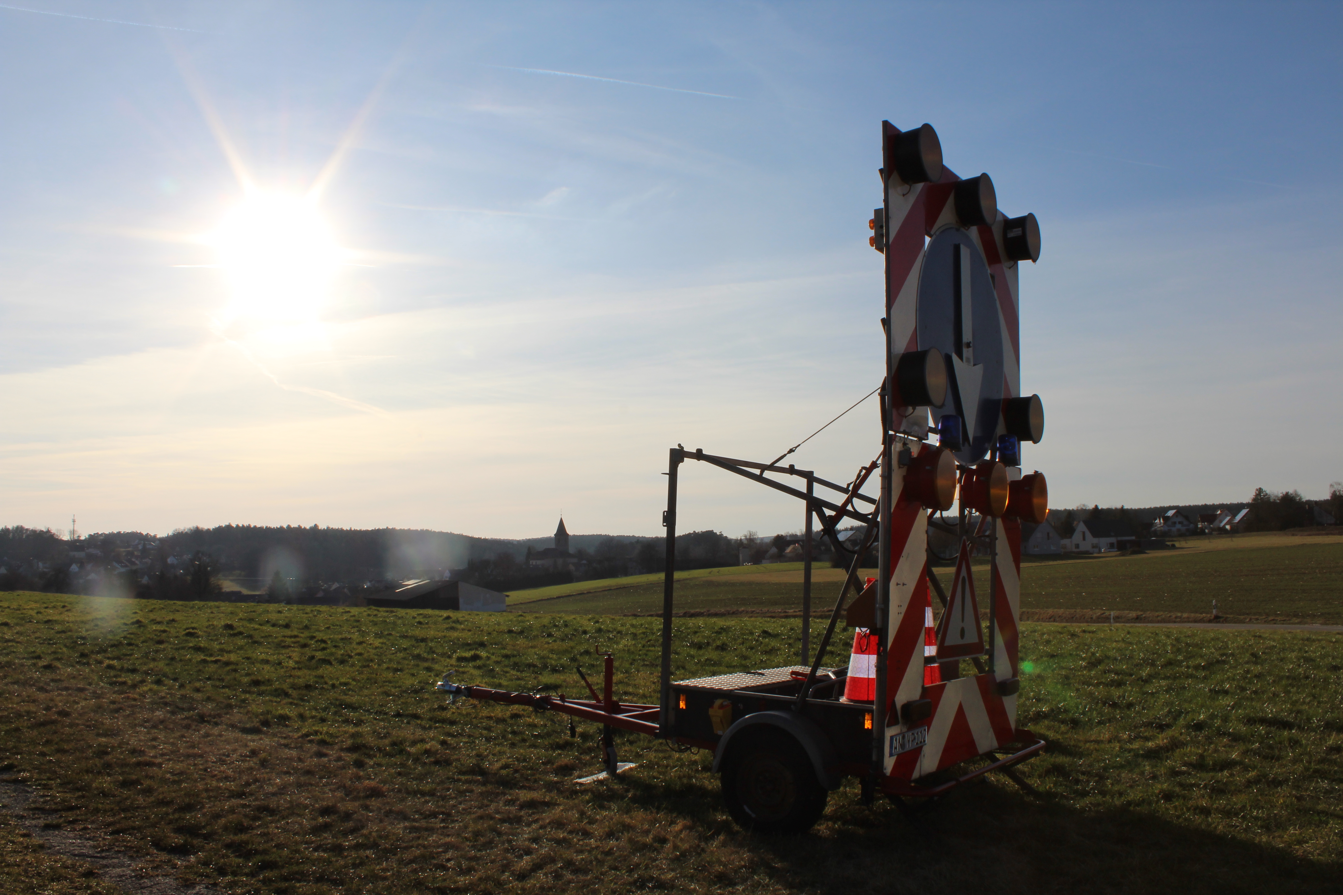 Verkehrssicherungsanhänger Aufgebaut von der Seite