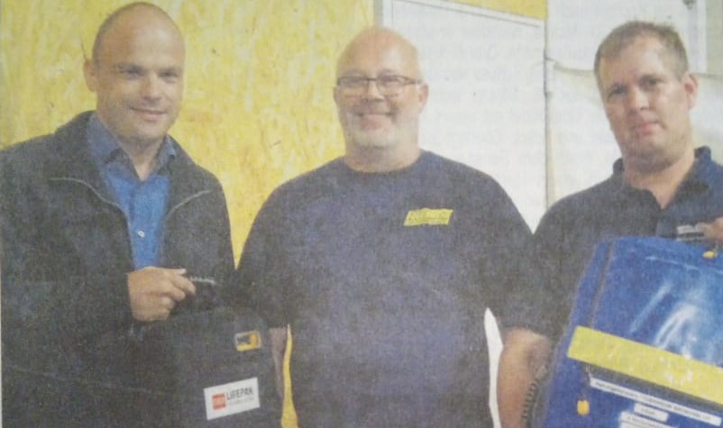 Übergabe des Defibrillators (von links: Patrick Petzina, Kommandant Thomas Knapp, Vorstand Bernd Obergruber)